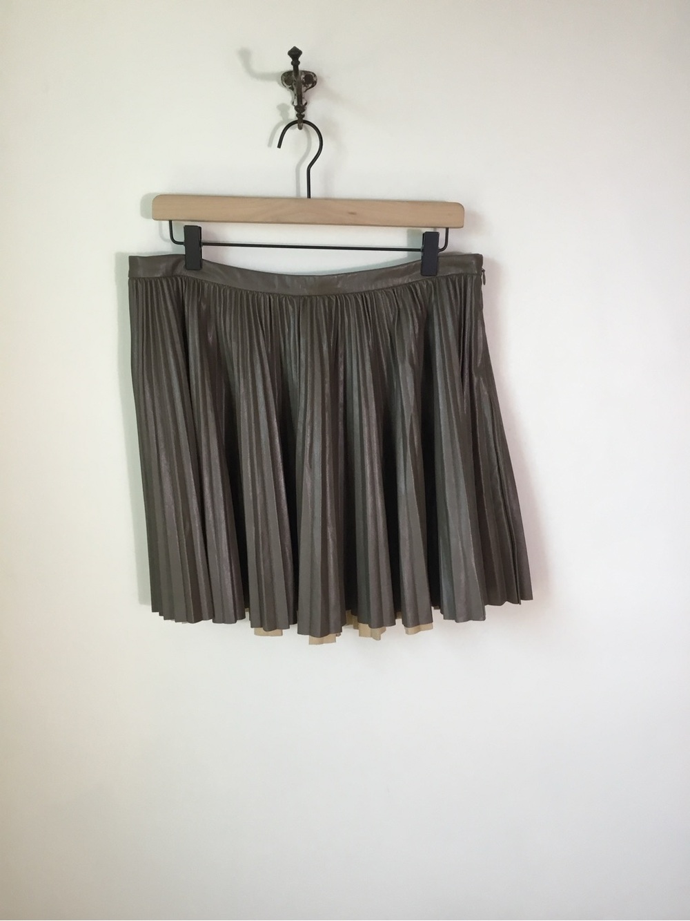 J. Crew Swingy Pleated Faux Leather Mini Skirt Size 12 - Picture 3 of 8